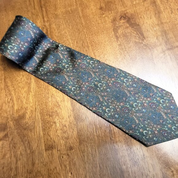 Adolfo ~ 100% Silk ~ Abstract Necktie ~ Excellent Condition - Picture 2 of 6